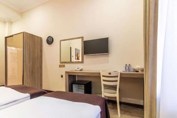 Room 10 of 37