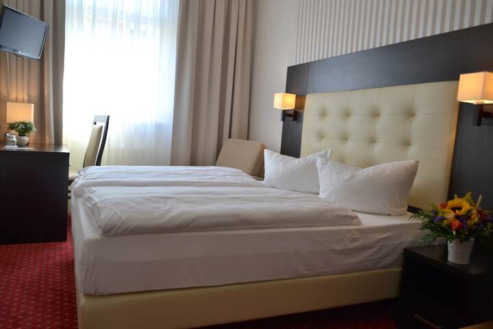 Room 4 of 37