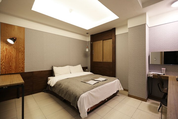 Room 17 of 44