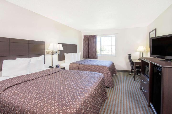 2 Queen Beds (3 of 8)