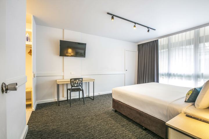 Room 4 of 40