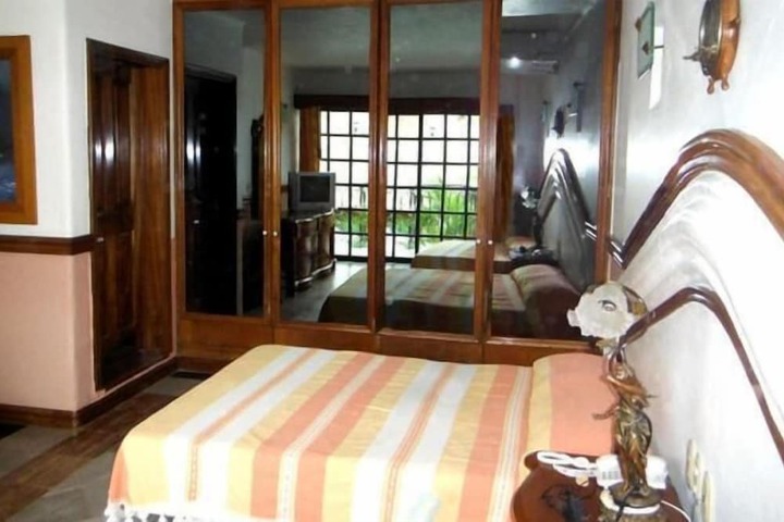 Room 11 of 36