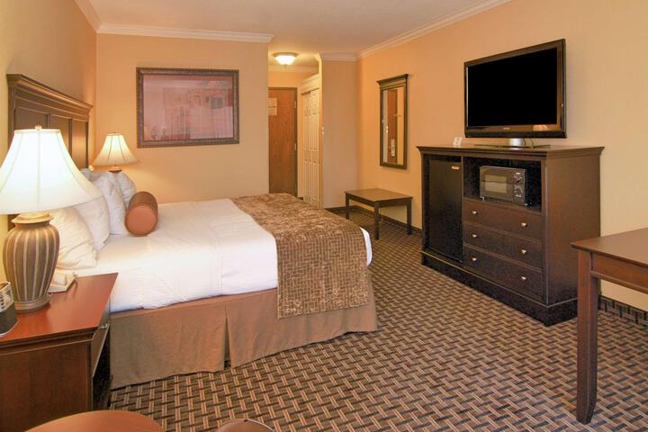 1 King Bed Microwave and Refrigerator Work Desk WiFi Full Breakfast (13 of 13)