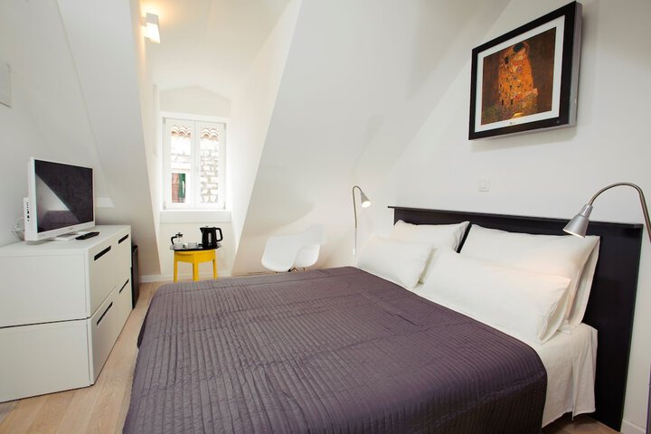 Room 2 of 32