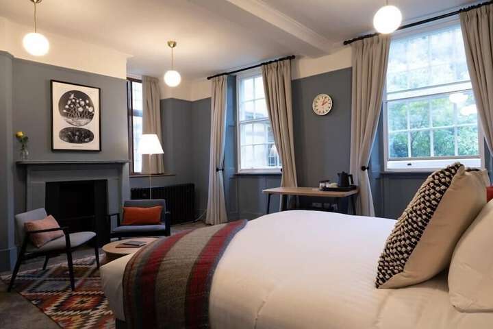 Room 6 of 25