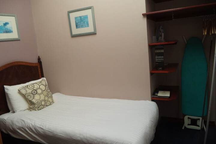 Room 6 of 42