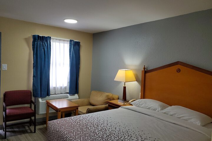 1 Queen Bed (11 of 20)