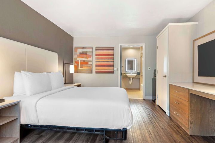 1 Queen Bed Exterior Accessible Microwave and Refrigerator Full Breakfast (6 of 22)