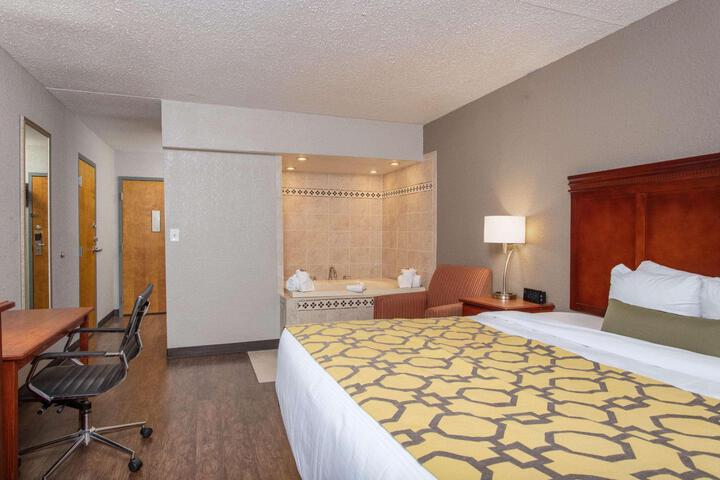 1 King Bed Bathtub Accessible (5 of 6)