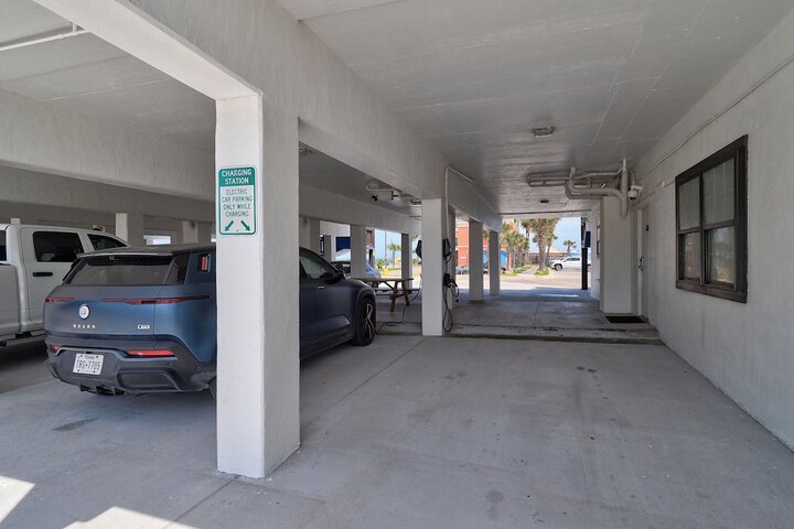 Electric vehicle charging station