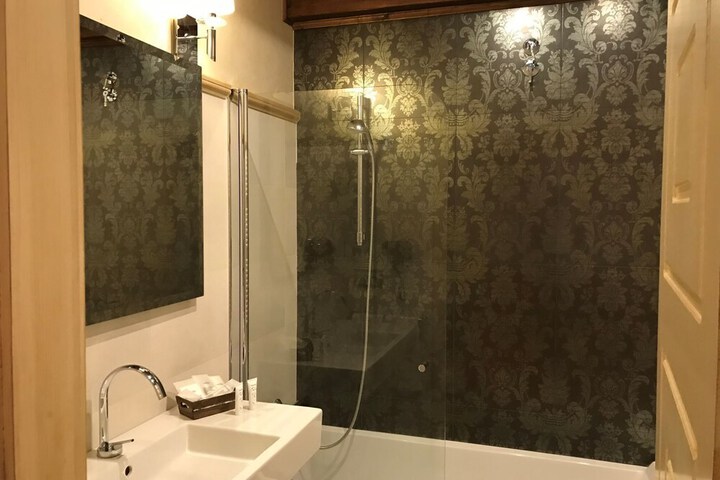 Room 24 of 46