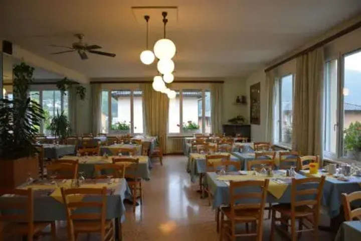 Dining 17 of 19