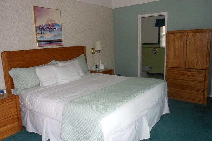 Room 11 of 32