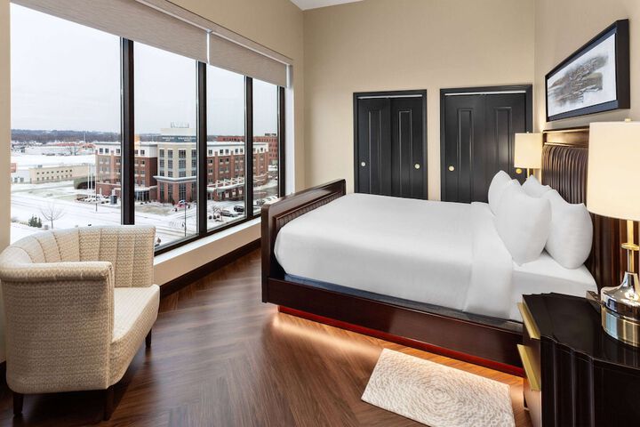 1 California King Bed Accessible Studio Suite Roll in Shower (14 of 20)