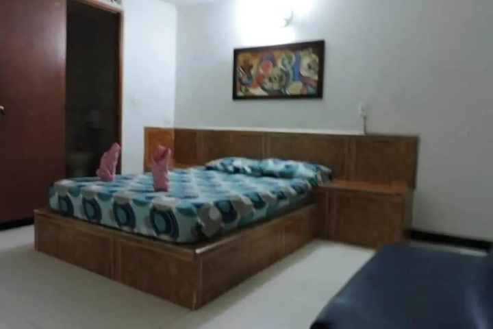 Room 4 of 9