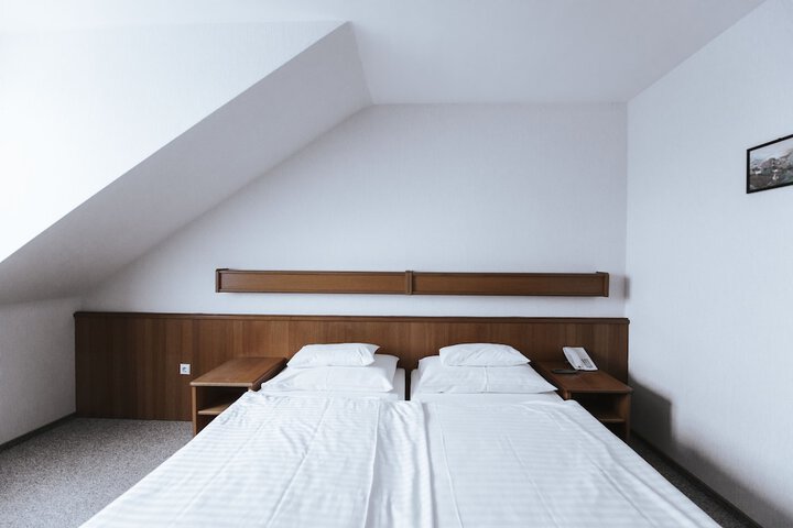 Room 10 of 31