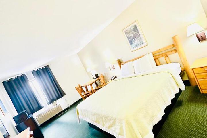 1 King Bed (2 of 17)