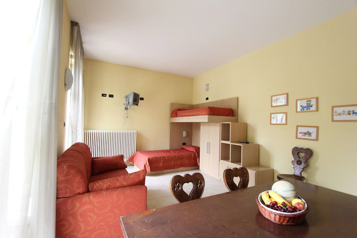Room 4 of 10