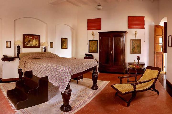 Room 6 of 18