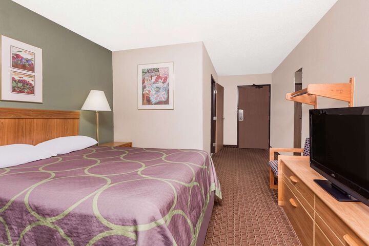 1 Queen Bed (14 of 20)