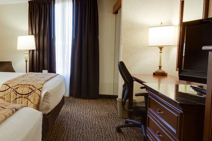 2 Queen Beds (10 of 13)