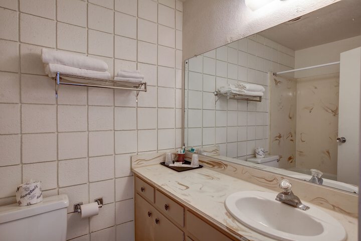 2 Queen Beds Mountain View Pet Friendly Corner (2 of 15)