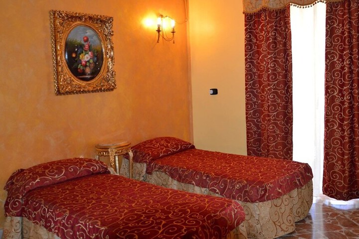 Room 5 of 9