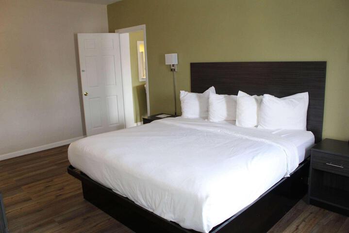 1 King Bed (1 of 23)
