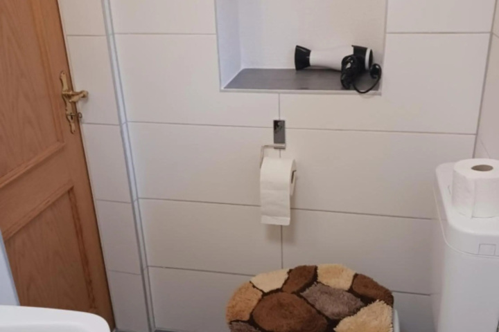 Room 8 of 16