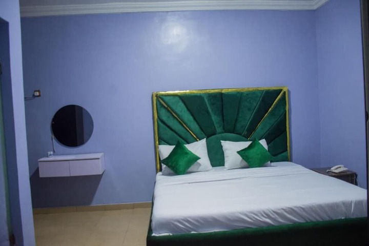 Room 4 of 16