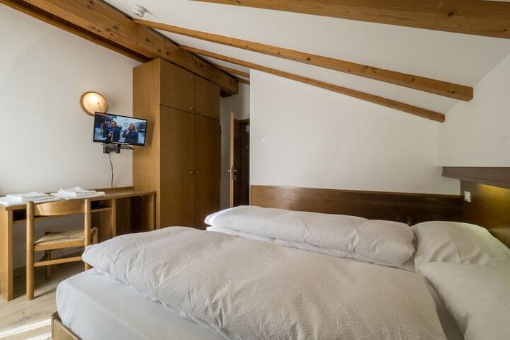 Room 7 of 34