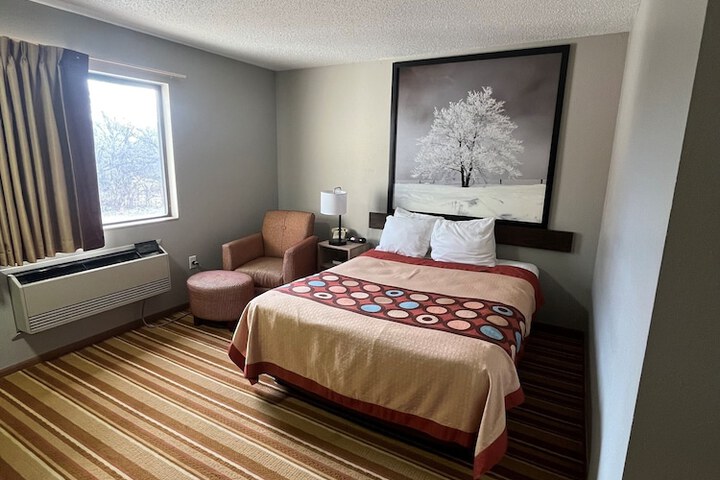 1 Queen Bed (3 of 15)