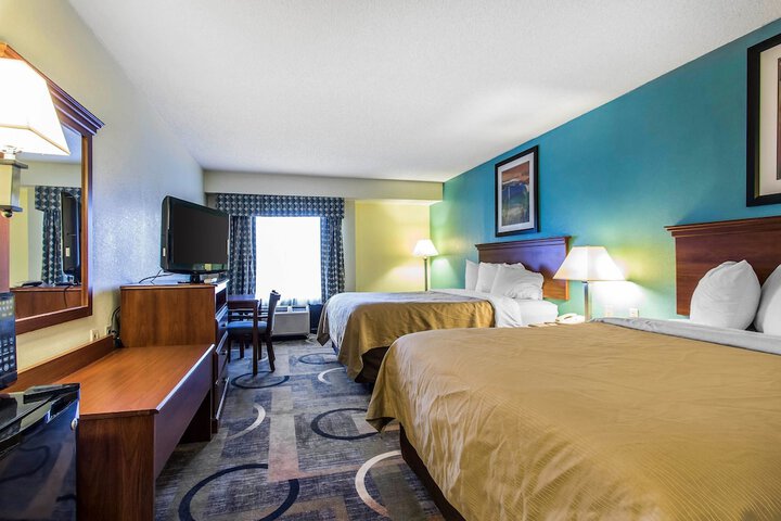 1 Queen Bed Mobility Accessible Bathtub with Grab Bars (11 of 11)