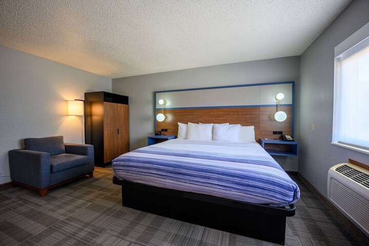 1 King Bed (8 of 13)
