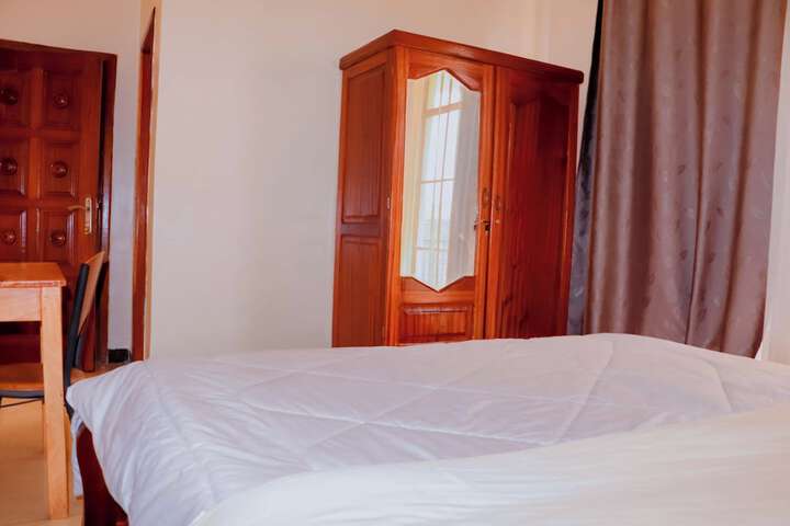 Room 17 of 28