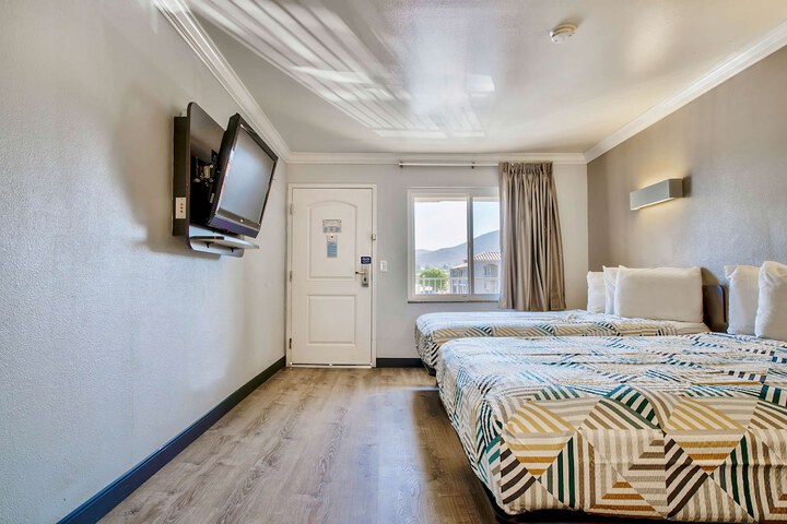 1 Queen Bed (10 of 12)