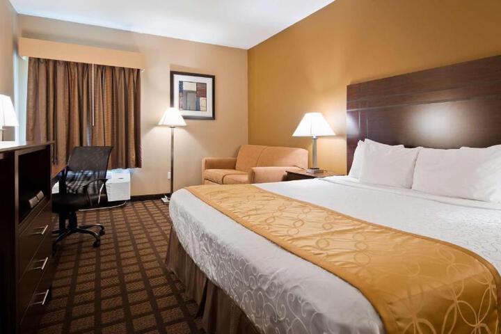 1 King Bed Forest View Fireplace Microwave and Refrigerator WiFi Continental Breakfast (4 of 10)
