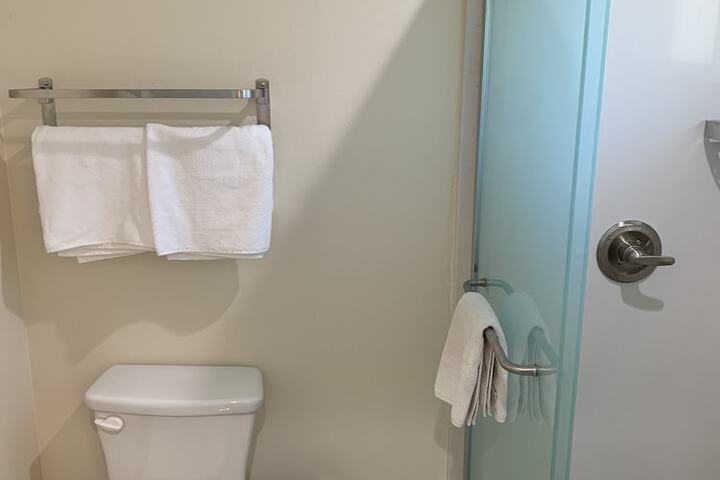 1 Queen Bed | Mob Accessible Roll in Shower Micfridg (23 of 25)