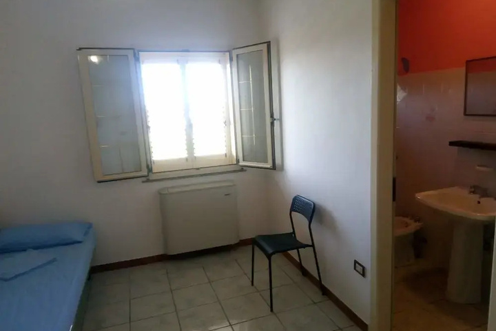Room 10 of 16