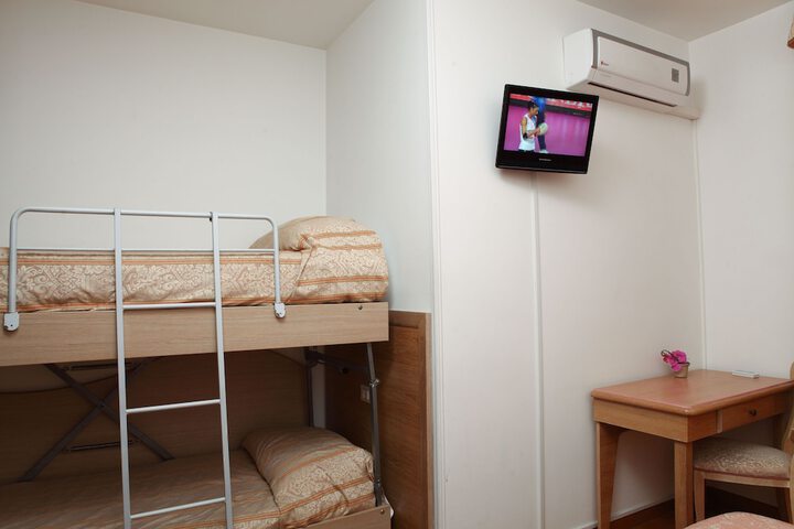 Room 7 of 33