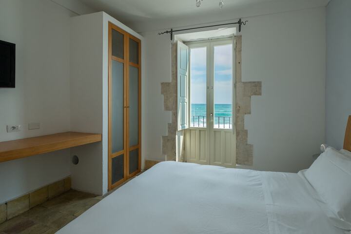 Room 16 of 60