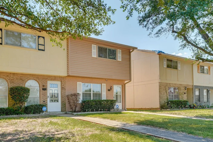 Image of Bossier City Townhome w / Patio + Outdoor Dining!