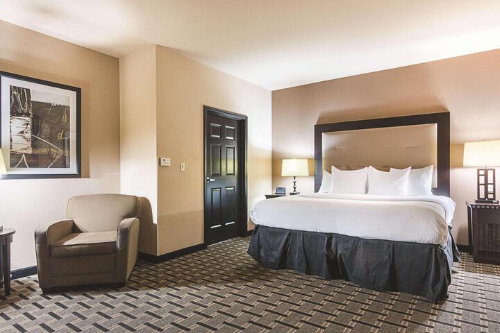 2 Queen Beds Accessible (4 of 12)