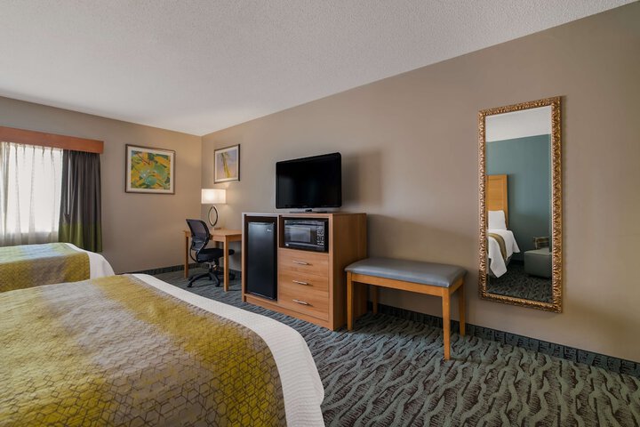 2 Queen Beds High Speed Internet Accessible Microwave, Refrigerator Full Breakfast (5 of 16)
