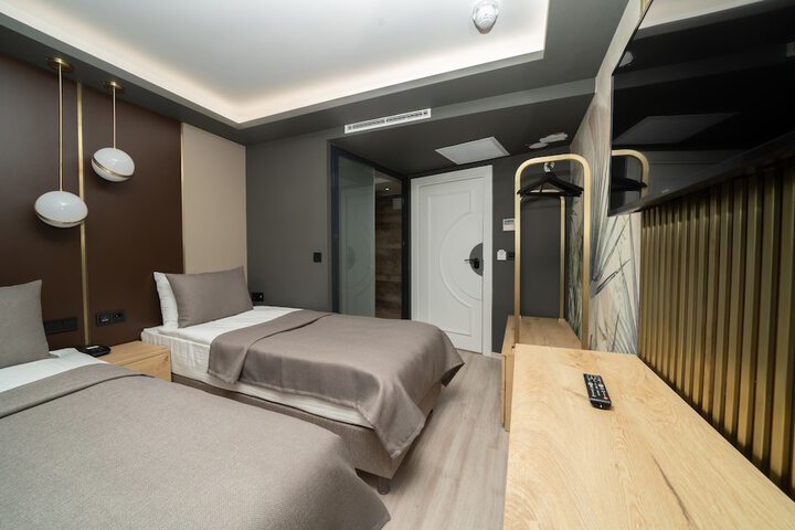 Room 11 of 38