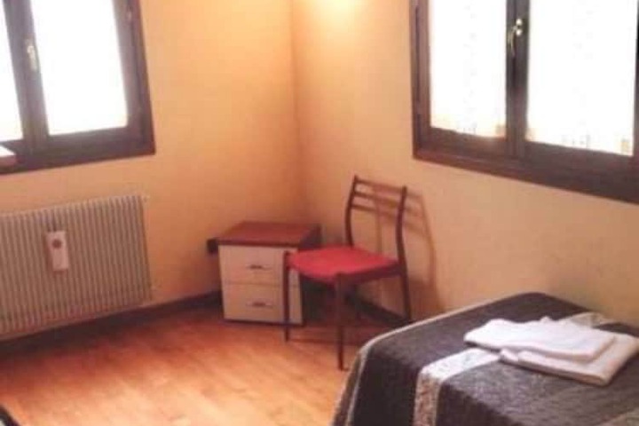 Room 4 of 33