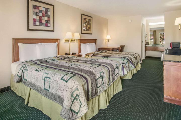 2 Queen Beds (8 of 10)