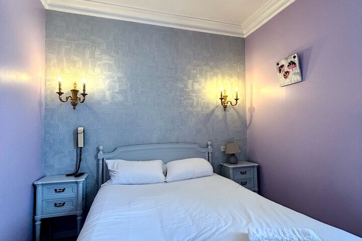 Room 13 of 33