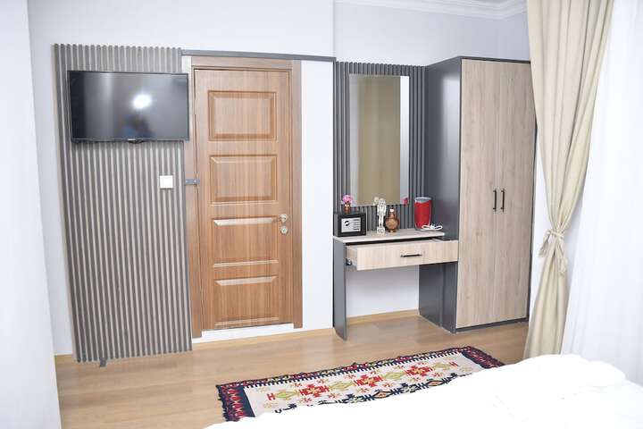 Room 6 of 28