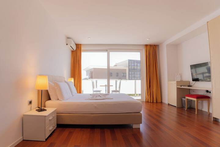 Room 4 of 63